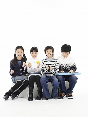 포토 JPG 스튜디오촬영 여자 어린이교육 교육 남자 초등학생 어린이 악기 음악 포즈 연주 타악기 실내 표정 누끼 사람 동양인 소녀 소년 여러명 상반신 세로 한국인 멜로디언 캐스터네츠 어린이만 국내포토 학생 다수 문화예술 인종 내부 파일형식
