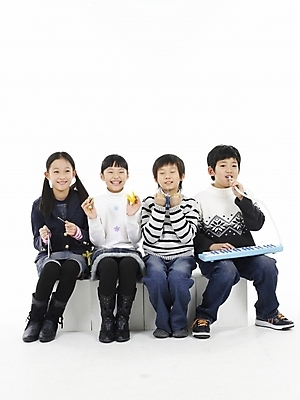 포토 JPG 스튜디오촬영 여자 어린이교육 교육 남자 초등학생 어린이 악기 음악 포즈 연주 타악기 실내 표정 누끼 사람 동양인 소녀 소년 여러명 상반신 세로 친구 한국인 멜로디언 캐스터네츠 어린이만 국내포토 학생 다수 관계 문화예술 인종 내부 파일형식