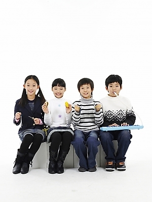 포토 JPG 스튜디오촬영 여자 어린이교육 교육 남자 초등학생 어린이 악기 음악 포즈 연주 타악기 실내 표정 누끼 사람 동양인 소녀 소년 여러명 상반신 세로 친구 한국인 멜로디언 캐스터네츠 어린이만 국내포토 학생 다수 관계 문화예술 인종 내부 파일형식