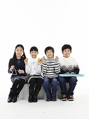 포토 JPG 스튜디오촬영 여자 어린이교육 교육 남자 초등학생 어린이 악기 음악 포즈 연주 타악기 실내 표정 누끼 사람 동양인 소녀 소년 여러명 상반신 세로 한국인 멜로디언 캐스터네츠 어린이만 국내포토 학생 다수 문화예술 인종 내부 파일형식