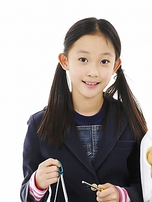 포토 JPG 스튜디오촬영 여자 어린이교육 교육 초등학생 어린이 악기 음악 포즈 타악기 실내 표정 한명 사람 동양인 소녀 상반신 세로 한국인 여자만 여자한명만 어린이만 소녀만 소녀한명만 국내포토 1 학생 문화예술 인종 내부 파일형식