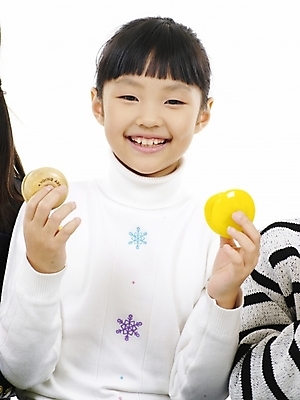 포토 JPG 스튜디오촬영 여자 어린이교육 교육 초등학생 어린이 악기 음악 포즈 타악기 실내 표정 한명 사람 동양인 소녀 상반신 세로 노란색 한국인 캐스터네츠 여자만 여자한명만 어린이만 소녀만 소녀한명만 국내포토 1 학생 컬러 문화예술 인종 내부 파일형식