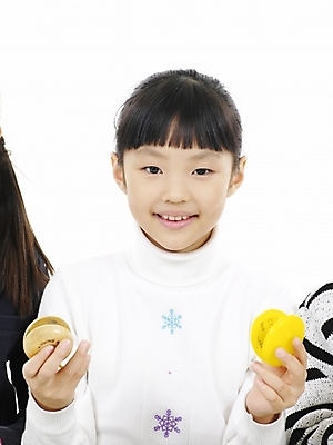 포토 JPG 스튜디오촬영 여자 어린이교육 교육 초등학생 어린이 악기 음악 포즈 타악기 실내 표정 한명 사람 동양인 소녀 상반신 세로 노란색 한국인 캐스터네츠 여자만 여자한명만 어린이만 소녀만 소녀한명만 국내포토 1 학생 컬러 문화예술 인종 내부 파일형식