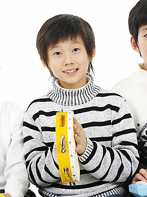 포토 JPG 스튜디오촬영 어린이교육 교육 남자 초등학생 어린이 악기 음악 포즈 타악기 실내 표정 한명 사람 동양인 근접촬영 소년 상반신 세로 친구 노란색 한국인 탬버린 남자만 남자한명만 어린이만 소년만 소년한명만 국내포토 1 학생 뷰포인트 컬러 관계 문화예술 인종 내부 파일형식