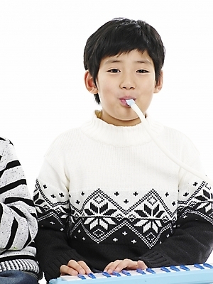 포토 JPG 스튜디오촬영 어린이교육 교육 남자 초등학생 어린이 악기 음악 포즈 실내 표정 한명 사람 동양인 소년 상반신 세로 한국인 멜로디언 남자만 남자한명만 어린이만 소년만 소년한명만 국내포토 1 학생 문화예술 인종 내부 파일형식