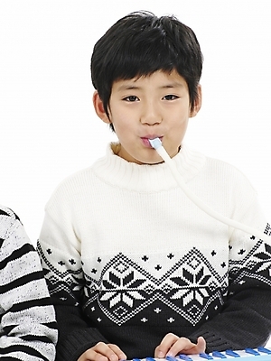 포토 JPG 스튜디오촬영 어린이교육 교육 남자 초등학생 어린이 악기 음악 포즈 실내 표정 한명 사람 동양인 소년 상반신 세로 한국인 멜로디언 남자만 남자한명만 어린이만 소년만 소년한명만 국내포토 1 학생 문화예술 인종 내부 파일형식