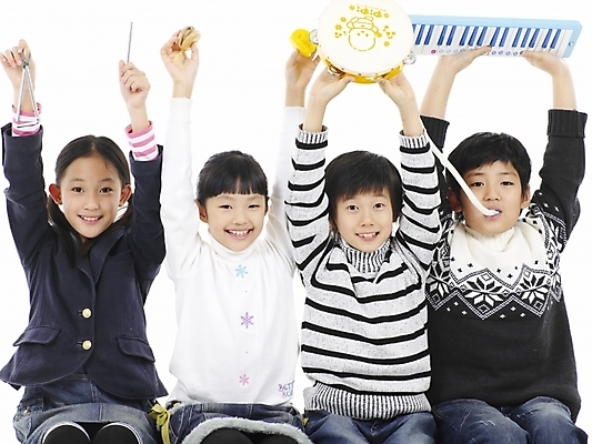 포토 JPG 스튜디오촬영 여자 어린이교육 교육 남자 초등학생 어린이 악기 음악 포즈 타악기 실내 표정 누끼 사람 동양인 소녀 소년 여러명 상반신 가로 한국인 탬버린 멜로디언 캐스터네츠 어린이만 국내포토 학생 다수 문화예술 인종 내부 파일형식