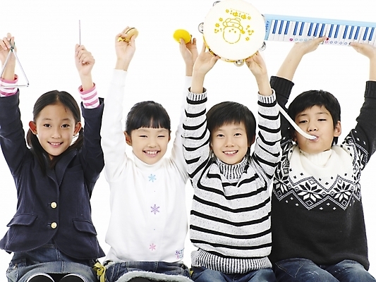 포토 JPG 스튜디오촬영 여자 어린이교육 교육 남자 초등학생 어린이 악기 음악 포즈 타악기 실내 표정 사람 동양인 소녀 소년 여러명 상반신 가로 친구 한국인 탬버린 멜로디언 캐스터네츠 어린이만 국내포토 학생 다수 관계 문화예술 인종 내부 파일형식