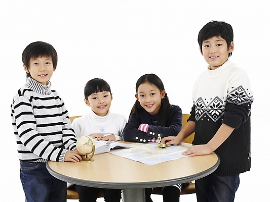 포토 JPG 스튜디오촬영 여자 어린이교육 교육 남자 초등학생 어린이 포즈 지도 의자 탁자 실내 표정 사람 동양인 소녀 소년 여러명 상반신 책 가로 지구본 한국인 어린이만 국내포토 학생 가구 다수 인종 내부 파일형식