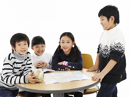 포토 JPG 스튜디오촬영 여자 어린이교육 교육 남자 초등학생 어린이 포즈 지도 의자 탁자 실내 표정 사람 동양인 소녀 소년 여러명 상반신 책 가로 지구본 한국인 어린이만 국내포토 학생 가구 다수 인종 내부 파일형식