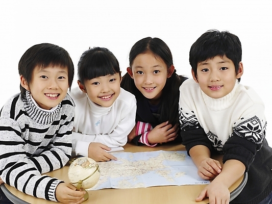 포토 JPG 스튜디오촬영 여자 어린이교육 교육 남자 초등학생 어린이 포즈 지도 의자 탁자 실내 표정 사람 동양인 소녀 소년 여러명 상반신 책 가로 지구본 한국인 어린이만 국내포토 학생 가구 다수 인종 내부 파일형식