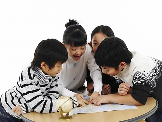 포토 JPG 스튜디오촬영 여자 어린이교육 교육 남자 초등학생 어린이 포즈 지도 의자 탁자 실내 표정 사람 동양인 소녀 소년 여러명 상반신 책 가로 지구본 한국인 어린이만 국내포토 학생 가구 다수 인종 내부 파일형식