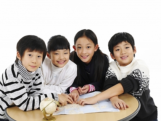 포토 JPG 스튜디오촬영 여자 어린이교육 교육 남자 초등학생 어린이 포즈 지도 의자 탁자 실내 표정 사람 동양인 소녀 소년 여러명 상반신 가로 지구본 한국인 어린이만 국내포토 학생 가구 다수 인종 내부 파일형식