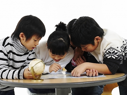 포토 JPG 스튜디오촬영 여자 어린이교육 교육 남자 초등학생 어린이 포즈 지도 의자 탁자 실내 표정 사람 동양인 소녀 소년 여러명 상반신 책 가로 지구본 한국인 어린이만 국내포토 학생 가구 다수 인종 내부 파일형식