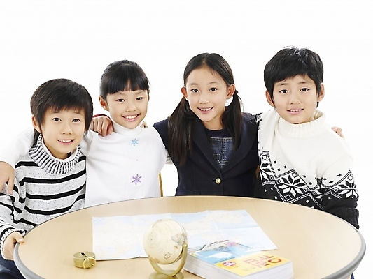 포토 JPG 스튜디오촬영 여자 어린이교육 교육 남자 초등학생 어린이 포즈 지도 의자 실내 표정 사람 동양인 소녀 소년 여러명 상반신 책 가로 지구본 한국인 어린이만 국내포토 학생 가구 다수 인종 내부 파일형식