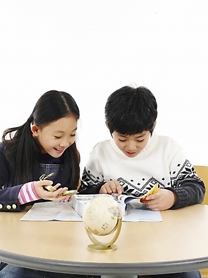 포토 JPG 스튜디오촬영 여자 어린이교육 교육 남자 초등학생 어린이 포즈 지도 의자 탁자 실내 표정 사람 동양인 소녀 소년 상반신 두명 책 세로 지구본 한국인 어린이만 국내포토 학생 가구 인종 내부 파일형식