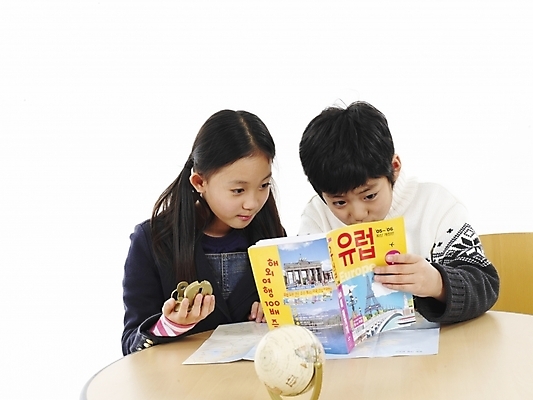 포토 JPG 스튜디오촬영 여자 어린이교육 교육 남자 초등학생 어린이 포즈 지도 의자 탁자 실내 표정 사람 동양인 소녀 소년 상반신 두명 책 가로 지구본 한국인 어린이만 국내포토 학생 가구 인종 내부 파일형식