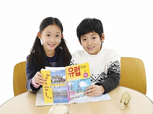 포토 JPG 스튜디오촬영 여자 어린이교육 교육 남자 초등학생 어린이 포즈 지도 의자 탁자 실내 표정 사람 동양인 소녀 소년 상반신 두명 책 가로 지구본 한국인 어린이만 국내포토 학생 가구 인종 내부 파일형식