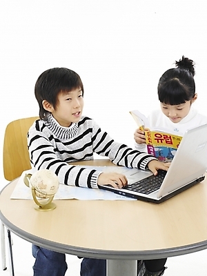 포토 JPG 스튜디오촬영 여자 어린이교육 교육 남자 초등학생 어린이 포즈 지도 의자 탁자 실내 표정 사람 동양인 소녀 소년 상반신 두명 책 세로 친구 노트북 컴퓨터 지구본 한국인 어린이만 국내포토 학생 가구 관계 인종 내부 전자제품 파일형식