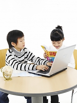 포토 JPG 스튜디오촬영 여자 어린이교육 교육 남자 초등학생 어린이 포즈 지도 의자 탁자 실내 표정 사람 동양인 소녀 소년 상반신 두명 책 세로 노트북 컴퓨터 지구본 한국인 어린이만 국내포토 학생 가구 인종 내부 전자제품 파일형식