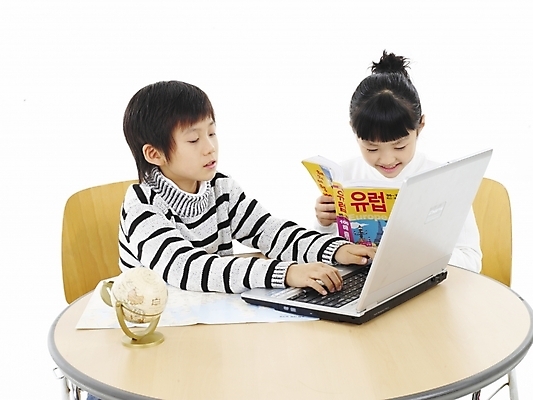 포토 JPG 스튜디오촬영 여자 어린이교육 교육 남자 초등학생 어린이 포즈 지도 의자 탁자 실내 표정 사람 동양인 소녀 소년 상반신 두명 책 가로 노트북 컴퓨터 지구본 한국인 어린이만 국내포토 학생 가구 인종 내부 전자제품 파일형식