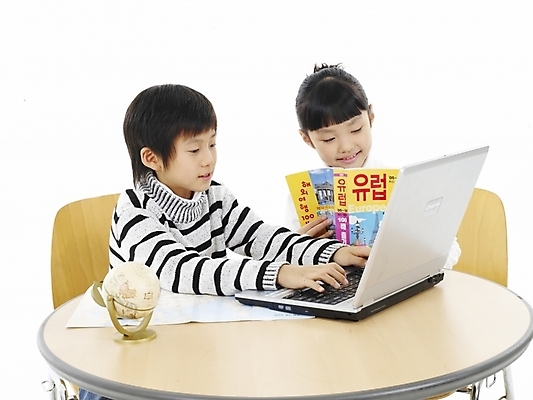 포토 JPG 스튜디오촬영 여자 어린이교육 교육 남자 초등학생 어린이 포즈 지도 의자 탁자 실내 표정 사람 동양인 소녀 소년 상반신 두명 책 가로 친구 노트북 컴퓨터 지구본 한국인 어린이만 국내포토 학생 가구 관계 인종 내부 전자제품 파일형식