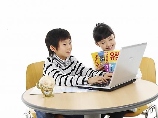 포토 JPG 스튜디오촬영 여자 어린이교육 교육 남자 초등학생 어린이 포즈 지도 의자 탁자 실내 표정 사람 동양인 소녀 소년 상반신 두명 책 가로 노트북 컴퓨터 지구본 한국인 어린이만 국내포토 학생 가구 인종 내부 전자제품 파일형식