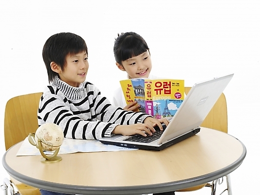 포토 JPG 스튜디오촬영 여자 어린이교육 교육 남자 초등학생 어린이 포즈 지도 의자 실내 표정 사람 동양인 소녀 소년 상반신 두명 노트북 컴퓨터 지구본 한국인 어린이만 국내포토 학생 가구 인종 내부 전자제품 파일형식