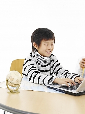 포토 JPG 스튜디오촬영 어린이교육 교육 남자 초등학생 어린이 포즈 지도 의자 탁자 실내 표정 한명 사람 동양인 소년 상반신 세로 노트북 컴퓨터 지구본 한국인 남자만 남자한명만 어린이만 소년만 소년한명만 국내포토 1 학생 가구 인종 내부 전자제품 파일형식