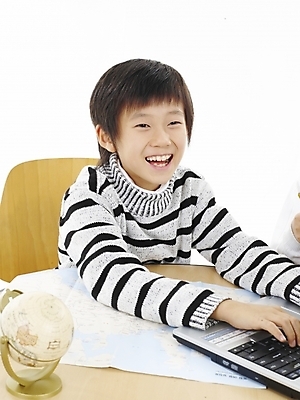 포토 JPG 스튜디오촬영 어린이교육 교육 남자 초등학생 어린이 포즈 지도 의자 탁자 실내 표정 한명 사람 동양인 소년 상반신 세로 노트북 컴퓨터 지구본 한국인 남자만 남자한명만 어린이만 소년만 소년한명만 국내포토 1 학생 가구 인종 내부 전자제품 파일형식