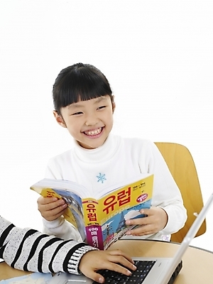 포토 JPG 스튜디오촬영 손 여자 어린이교육 교육 초등학생 어린이 포즈 실내 표정 한명 미소 웃음 사람 동양인 소녀 근접촬영 상반신 책 세로 노트북 컴퓨터 한국인 여자만 여자한명만 어린이만 소녀만 소녀한명만 국내포토 1 학생 뷰포인트 인종 내부 신체부위 전자제품 파일형식