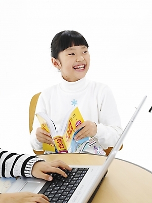 포토 JPG 스튜디오촬영 손 여자 어린이교육 교육 초등학생 어린이 포즈 실내 표정 한명 미소 사람 동양인 소녀 상반신 책 노트북 컴퓨터 한국인 여자만 여자한명만 어린이만 소녀만 소녀한명만 국내포토 1 학생 인종 내부 신체부위 전자제품 파일형식