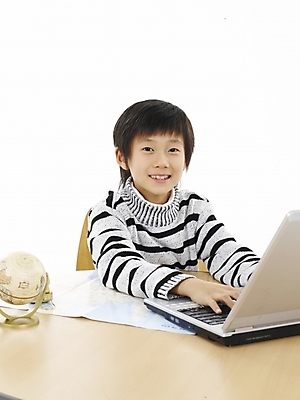 포토 JPG 스튜디오촬영 어린이교육 교육 남자 초등학생 어린이 포즈 탁자 실내 표정 한명 사람 동양인 소년 상반신 세로 노트북 컴퓨터 지구본 한국인 남자만 남자한명만 어린이만 소년만 소년한명만 국내포토 1 학생 가구 인종 내부 전자제품 파일형식