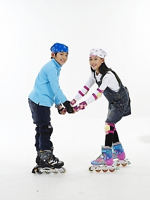 포토 JPG 스튜디오촬영 전신 여자 남자 초등학생 어린이 스포츠 포즈 하늘색 실내 표정 두건 누끼 사람 동양인 소녀 소년 두명 세로 레포츠 운동 한국인 스케이트 롤러블레이드 어린이만 국내포토 학생 스포츠용품 레저 건강 인종 취미 내부 파란색 파일형식