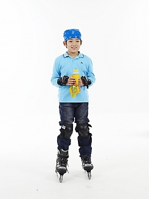 포토 JPG 스튜디오촬영 전신 남자 음료 초등학생 어린이 스포츠 포즈 하늘색 실내 표정 두건 한명 누끼 사람 동양인 소년 세로 레포츠 운동 한국인 스케이트 롤러블레이드 남자만 남자한명만 어린이만 소년만 소년한명만 국내포토 1 학생 스포츠용품 레저 건강 인종 취미 내부 파란색 파일형식