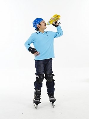 포토 JPG 스튜디오촬영 전신 남자 음료 초등학생 어린이 스포츠 포즈 하늘색 실내 표정 두건 한명 누끼 사람 동양인 소년 세로 레포츠 운동 한국인 스케이트 롤러블레이드 남자만 남자한명만 어린이만 소년만 소년한명만 국내포토 1 학생 스포츠용품 레저 건강 인종 취미 내부 파란색 파일형식