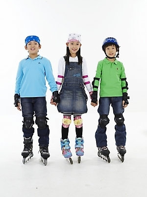 포토 JPG 스튜디오촬영 전신 여자 남자 초등학생 어린이 스포츠 포즈 하늘색 실내 표정 두건 누끼 사람 동양인 소녀 소년 세로 세명 초록색 레포츠 운동 한국인 스케이트 롤러블레이드 헬멧 어린이만 국내포토 학생 스포츠용품 컬러 레저 건강 인종 취미 내부 파란색 보호장비 파일형식