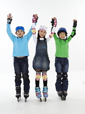 포토 JPG 스튜디오촬영 전신 여자 남자 초등학생 어린이 스포츠 포즈 하늘색 실내 표정 누끼 사람 동양인 소녀 소년 세로 세명 초록색 레포츠 운동 한국인 스케이트 롤러블레이드 헬멧 보호장비 어린이만 국내포토 학생 스포츠용품 컬러 레저 건강 인종 취미 내부 파란색 장비 파일형식