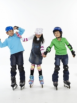 포토 JPG 스튜디오촬영 전신 여자 남자 초등학생 어린이 스포츠 포즈 하늘색 실내 표정 사람 동양인 소녀 소년 세로 세명 초록색 레포츠 운동 한국인 스케이트 롤러블레이드 헬멧 보호장비 어린이만 국내포토 학생 스포츠용품 컬러 레저 건강 인종 취미 내부 파란색 장비 파일형식