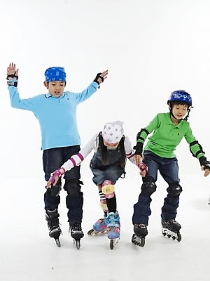 포토 JPG 스튜디오촬영 전신 여자 남자 초등학생 어린이 스포츠 포즈 하늘색 실내 표정 누끼 사람 동양인 소녀 소년 세로 세명 초록색 레포츠 운동 한국인 스케이트 롤러블레이드 헬멧 보호장비 어린이만 국내포토 학생 스포츠용품 컬러 레저 건강 인종 취미 내부 파란색 장비 파일형식