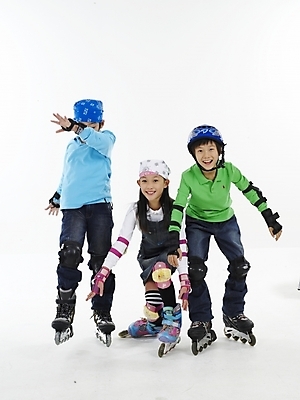 포토 JPG 스튜디오촬영 전신 여자 남자 초등학생 어린이 스포츠 포즈 하늘색 실내 표정 누끼 사람 동양인 소녀 소년 세로 세명 초록색 레포츠 운동 한국인 스케이트 롤러블레이드 헬멧 보호장비 어린이만 국내포토 학생 스포츠용품 컬러 레저 건강 인종 취미 내부 파란색 장비 파일형식