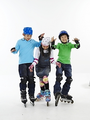 포토 JPG 스튜디오촬영 전신 여자 남자 초등학생 어린이 스포츠 포즈 하늘색 실내 표정 누끼 사람 동양인 소녀 소년 세로 세명 초록색 레포츠 운동 한국인 스케이트 롤러블레이드 헬멧 보호장비 어린이만 국내포토 학생 스포츠용품 컬러 레저 건강 인종 취미 내부 파란색 장비 파일형식