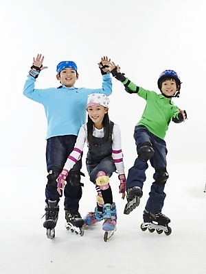 포토 JPG 스튜디오촬영 전신 여자 남자 초등학생 어린이 스포츠 포즈 하늘색 실내 표정 누끼 사람 동양인 소녀 소년 세로 세명 초록색 레포츠 운동 한국인 스케이트 롤러블레이드 헬멧 보호장비 어린이만 국내포토 학생 스포츠용품 컬러 레저 건강 인종 취미 내부 파란색 장비 파일형식