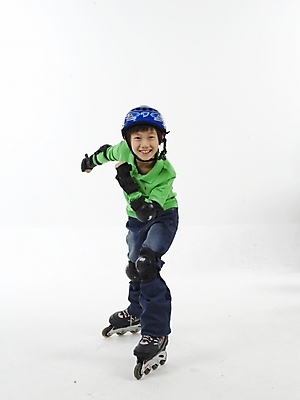 포토 JPG 스튜디오촬영 전신 남자 초등학생 어린이 스포츠 포즈 실내 표정 한명 누끼 사람 동양인 소년 세로 초록색 레포츠 운동 한국인 스케이트 롤러블레이드 헬멧 보호장비 남자만 남자한명만 어린이만 소년만 소년한명만 국내포토 1 학생 스포츠용품 컬러 레저 건강 인종 취미 내부 장비 파일형식