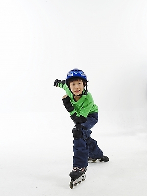 포토 JPG 스튜디오촬영 전신 남자 초등학생 어린이 스포츠 포즈 실내 표정 한명 누끼 사람 동양인 소년 세로 초록색 레포츠 운동 한국인 스케이트 롤러블레이드 헬멧 보호장비 남자만 남자한명만 어린이만 소년만 소년한명만 국내포토 1 학생 스포츠용품 컬러 레저 건강 인종 취미 내부 장비 파일형식