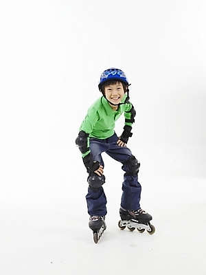 포토 JPG 스튜디오촬영 전신 남자 초등학생 어린이 스포츠 포즈 실내 표정 한명 누끼 사람 동양인 소년 세로 초록색 레포츠 운동 한국인 스케이트 롤러블레이드 헬멧 보호장비 남자만 남자한명만 어린이만 소년만 소년한명만 국내포토 1 학생 스포츠용품 컬러 레저 건강 인종 취미 내부 장비 파일형식