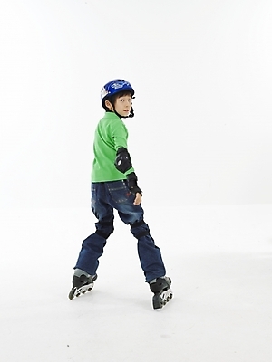 포토 JPG 스튜디오촬영 전신 남자 초등학생 어린이 스포츠 포즈 실내 표정 한명 누끼 사람 동양인 소년 세로 초록색 레포츠 운동 한국인 스케이트 롤러블레이드 헬멧 보호장비 남자만 남자한명만 어린이만 소년만 소년한명만 국내포토 1 학생 스포츠용품 컬러 레저 건강 인종 취미 내부 장비 파일형식