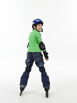 포토 JPG 스튜디오촬영 전신 남자 초등학생 어린이 스포츠 포즈 실내 표정 한명 누끼 사람 동양인 소년 세로 초록색 레포츠 운동 한국인 스케이트 롤러블레이드 헬멧 보호장비 남자만 남자한명만 어린이만 소년만 소년한명만 국내포토 1 학생 스포츠용품 컬러 레저 건강 인종 취미 내부 장비 파일형식