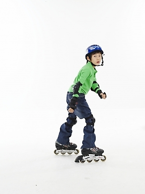 포토 JPG 스튜디오촬영 전신 남자 초등학생 어린이 스포츠 포즈 실내 표정 한명 누끼 사람 동양인 소년 세로 초록색 레포츠 운동 한국인 스케이트 롤러블레이드 헬멧 보호장비 남자만 남자한명만 어린이만 소년만 소년한명만 국내포토 1 학생 스포츠용품 컬러 레저 건강 인종 취미 내부 장비 파일형식