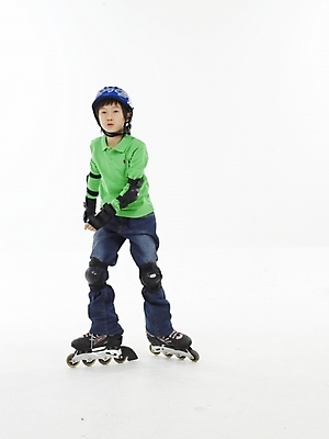 포토 JPG 스튜디오촬영 전신 남자 초등학생 어린이 스포츠 포즈 실내 표정 한명 누끼 사람 동양인 소년 세로 초록색 레포츠 운동 한국인 스케이트 롤러블레이드 헬멧 보호장비 남자만 남자한명만 어린이만 소년만 소년한명만 국내포토 1 학생 스포츠용품 컬러 레저 건강 인종 취미 내부 장비 파일형식